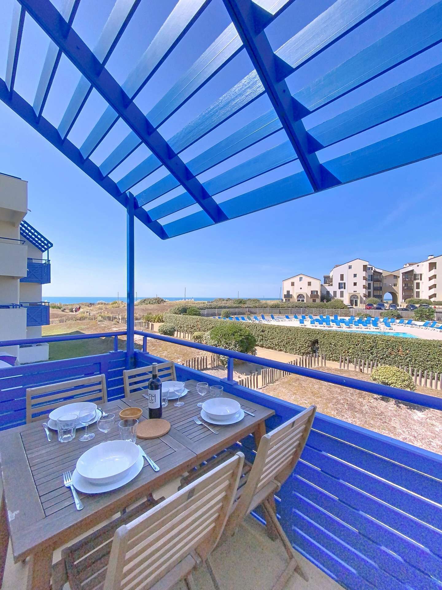 屋外ダイニングエリア