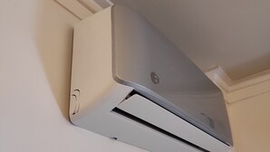Un climatiseur blanc fixé au mur.
