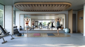 Un gimnasio moderno con equipo de ejercicio, un espejo grande y techo de madera.