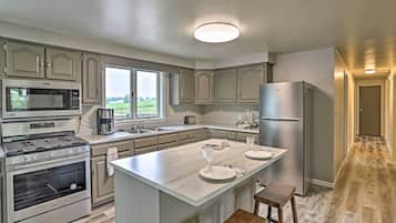 Fridge, microwave, stovetop, dishwasher