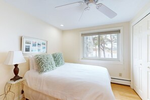 6 bedrooms, iron/ironing board, internet, bed sheets - Ocean View, Riverfront Home w/ Marsh Views, 2 Decks, Kayaks - Walk to Beach (Wells)