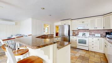 KylskÄp, mikrovÄgsugn, ugn och spishÀll