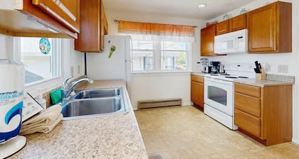 Cottage with deck & sunroom - steps to Long Sands Beach
