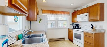 Cottage with deck & sunroom - steps to Long Sands Beach