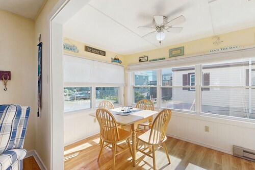 Cottage with deck & sunroom - steps to Long Sands Beach