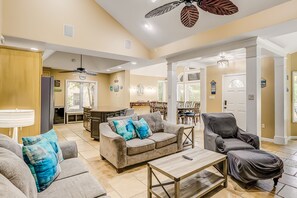 Télévision, lecteur de DVD, table de tennis de table, livres