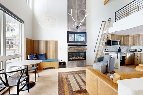 Ski-in/out townhouse with hot tub - dog-friendly