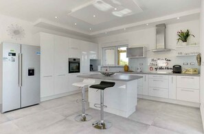 Fridge, oven, stovetop, dishwasher