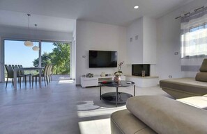 TV - Villa with swimming pool and sauna (Fažana)