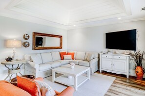 TV, books - Golf course views, private pool, free trolley to beach! (Hilton Head)