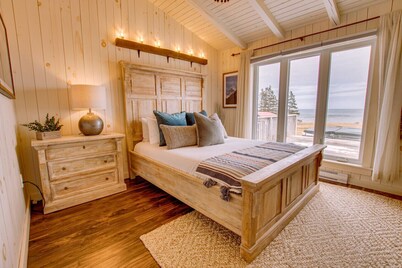 Blissful Beachfront Bungalow. Beach- Hot tub & Sauna-All Weather Dome-Private