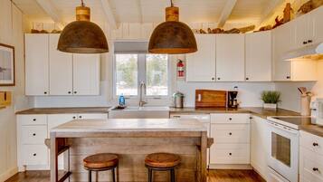 Jääkaappi, mikroaaltouuni, uuni, liesi