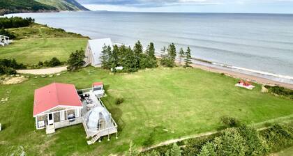 Blissful Beachfront Bungalow. Beach- Hot tub & Sauna-All Weather Dome-Private