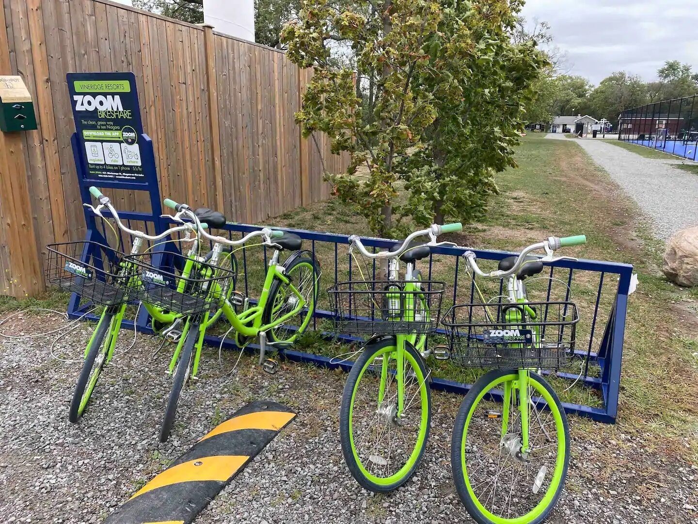 Eine Fahrradverleihstation mit drei Fahrrädern und einem Schild für Vineridge Resorts.