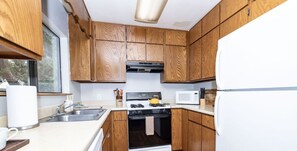 Jääkaappi, mikroaaltouuni, uuni, liesi