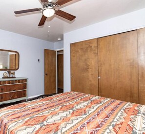 2 Schlafzimmer, Schreibtisch, Bügeleisen/Bügelbrett, Reisekinderbett