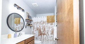 Suihkun ja ammeen yhdistelmä, hiustenkuivaaja, pyyhkeet, saippua