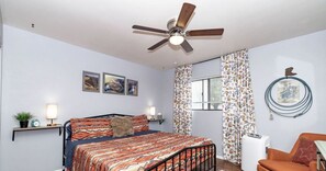 2 makuuhuonetta, työpöytä, silitysrauta/-lauta, vauvan matkasänky