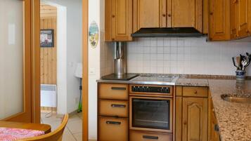 Horno, tostadora, periquera y comedor