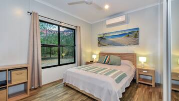 2 habitaciones, tabla de planchar con plancha y cuna de viaje