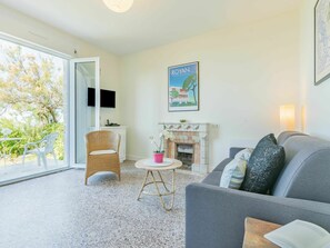TV - Stunning private villa for 7 guests with WIFI, TV and terrace (Saint-palais-sur-mer)
