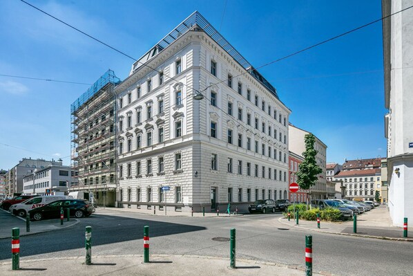 Exterior - Bright Favoriten 1BR w/ Elevator, Storage, near dining, U1, by Blueground (Vienna)
