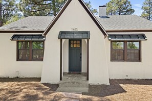 Exterior - Beaver Street Cottage w/AC, Fully Fenced Yard, W/D, 4 Smart TVs, Speedy WiFi. (Flagstaff)