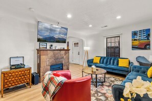 Smart TV, fireplace, books, music library - Beaver Street Cottage w/AC, Fully Fenced Yard, W/D, 4 Smart TVs, Speedy WiFi. (Flagstaff)