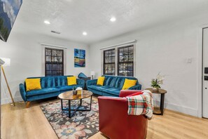 Smart TV, fireplace, books, music library - Beaver Street Cottage w/AC, Fully Fenced Yard, W/D, 4 Smart TVs, Speedy WiFi. (Flagstaff)