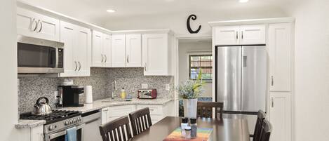 Kylskåp, mikrovågsugn, ugn och spishäll