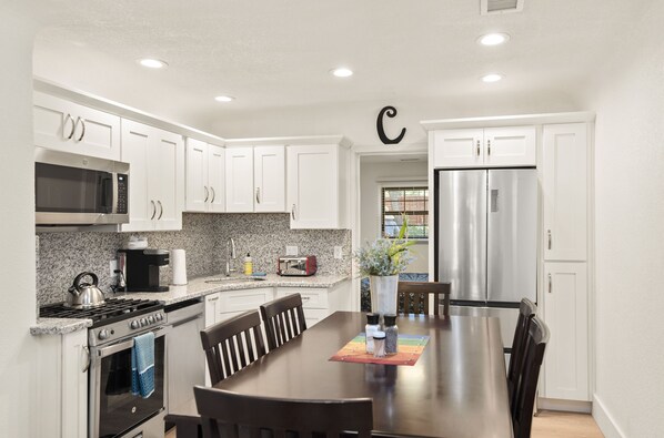 Fridge, microwave, oven, stovetop - Beaver Street Cottage w/AC, Fully Fenced Yard, W/D, 4 Smart TVs, Speedy WiFi. (Flagstaff)