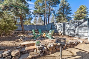 Property grounds - Beaver Street Cottage w/AC, Fully Fenced Yard, W/D, 4 Smart TVs, Speedy WiFi. (Flagstaff)