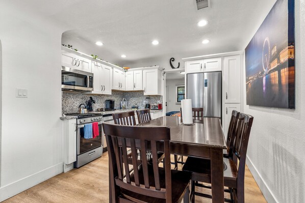 Fridge, microwave, oven, stovetop - Beaver Street Cottage w/AC, Fully Fenced Yard, W/D, 4 Smart TVs, Speedy WiFi. (Flagstaff)