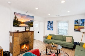 Smart TV, fireplace, books, music library - Beaver Street Cottage w/AC, Fully Fenced Yard, W/D, 4 Smart TVs, Speedy WiFi. (Flagstaff)