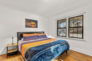 3 bedrooms, desk, iron/ironing board, free WiFi - Beaver Street Cottage w/AC, Fully Fenced Yard, W/D, 4 Smart TVs, Speedy WiFi. (Flagstaff)