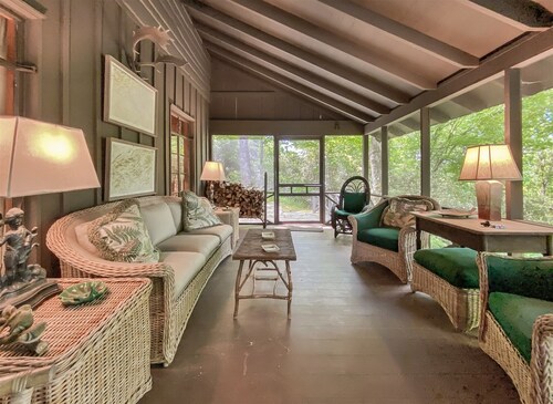 Laurelwood | Desirable Highlands Country Club Location