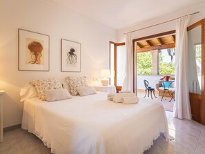 4 slaapkamers, een strijkplank/strijkijzer, internet, beddengoed