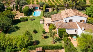 A large house with a swimming pool, a well-maintained garden, and a vineyard in the background. - Spectacular finca with pool in the outskirts of Inca (Inca)