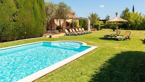 A swimming pool with lounge chairs and a pergola. - Spectacular finca with pool in the outskirts of Inca (Inca)