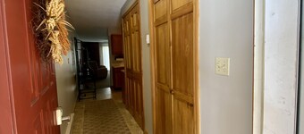 2 bedroom (sleeps 6) cozy condo in the heart of North Conway, NH.