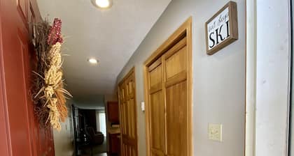 2 bedroom (sleeps 6) cozy condo in the heart of North Conway, NH.