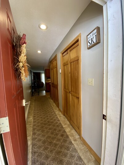 2 bedroom (sleeps 6) cozy condo in the heart of North Conway, NH.