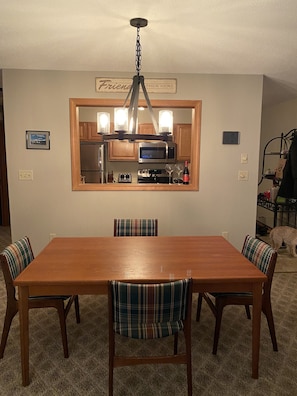 Dining - 2 bedroom (sleeps 6) cozy condo in the heart of North Conway, NH. (Conway)