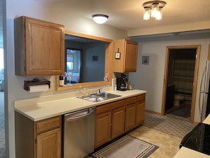 Fridge, microwave, oven, stovetop - 2 bedroom (sleeps 6) cozy condo in the heart of North Conway, NH. (Conway)
