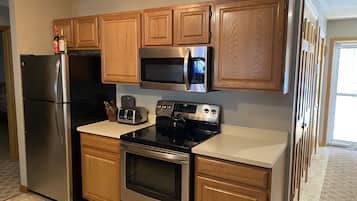 Refrigerador, microondas, horno y parrilla de estufa