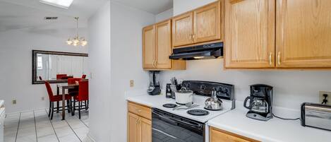 Frigorifero, microonde, forno, piano cottura