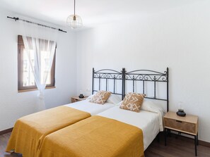 2 bedrooms, iron/ironing board, Internet, bed sheets