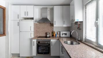 Frigorífic, microones, forn i cafetera i tetera