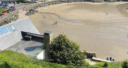 Beachside 2-Bed - Sleeps 4, Parking & Pet Friendly