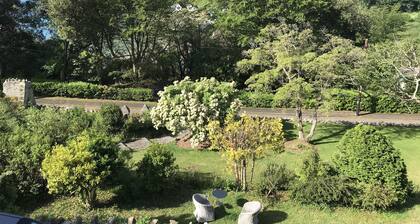 Salcombe 2 bed flat above beach, parking